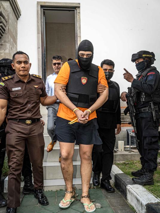 Dalam kasus tersebut satu orang tewas serta satu lainnya terluka dan sempat kritis. Tampak dalam foto, tersangka Coskun Mevlut (tengah) saat dibawa kembali ke rumah tahanan setelah menjalani pemeriksaan oleh pihak kejaksaan di Badung, Bali, pada 15 Oktober 2025. (Dicky Bisinglasi/AFP)