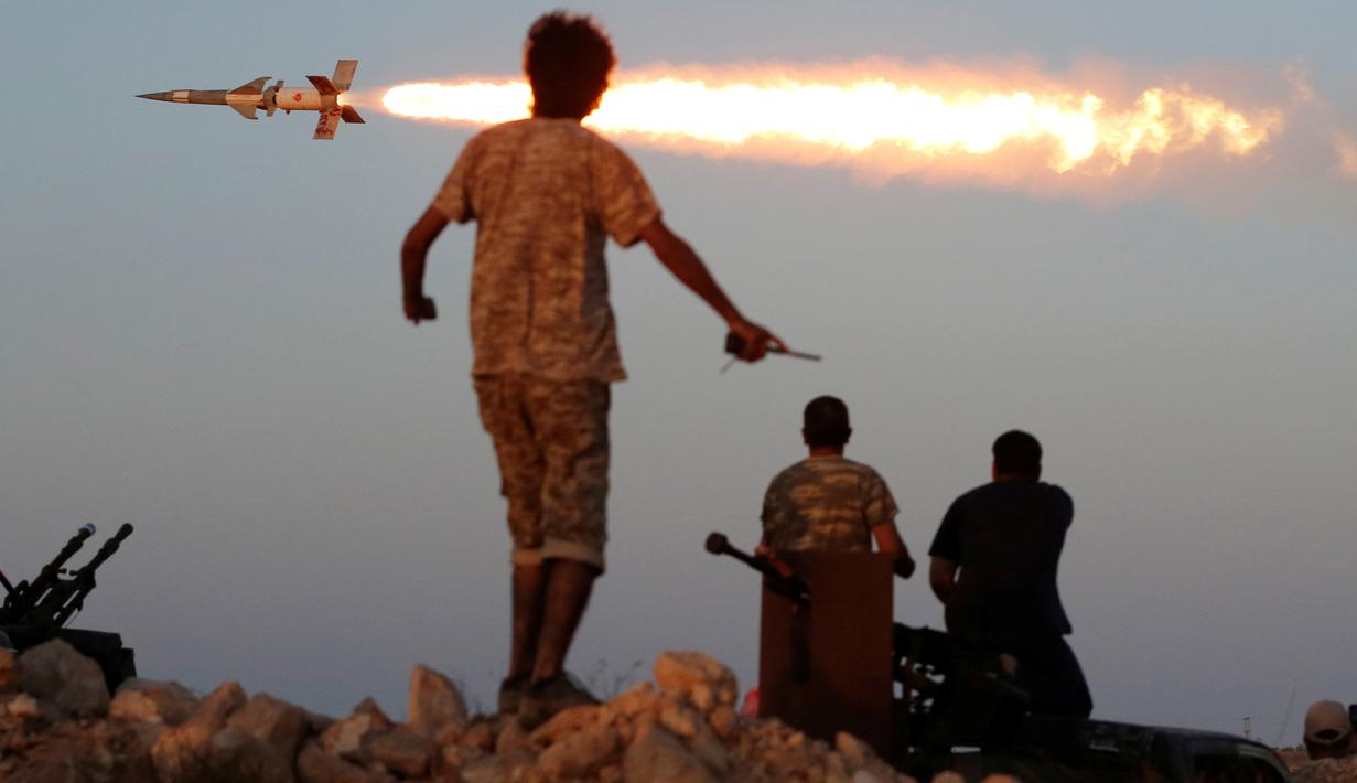 Sebuah roket pasukan Libya meluncur saat bertempur melawan ISIS di Sirte, Libya, (4/8). Pasukan Libya yang bersekutu dengan PBB kembali bertempur dengan melancarkan serangan roket ntuk merebut kembali kota Sirte. (REUTERS/Goran Tomasevic) 
