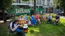 Orang-orang tampil di acara Hari Musik Jalanan (Street Music Day) di Vilnius, Lithuania (18/7/2020). Sejumlah musisi profesional dan amatir tampil di jalan-jalan dan taman di kota tua Vilnius dalam rangka merayakan Hari Musik Jalanan pada Sabtu (18/7). (Xinhua/Alfredas Pliadis)