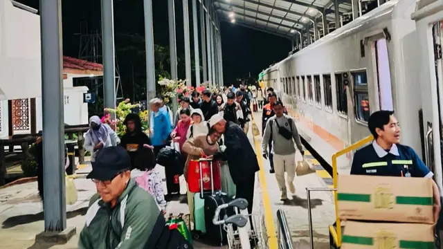 Para penumpang henda naik ke dalam Kereta Api di Stasiun Ketapang Banyuwangi (Istimewa)
