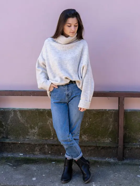 Denim. Denim merupakan cara ampuh untuk tampil modis. Pilihlah stretch denim yang berwarna cerah. Untuk atasannya sesuaikan dengan acara yang ingin kamu hadiri.  / copyright shutterstock