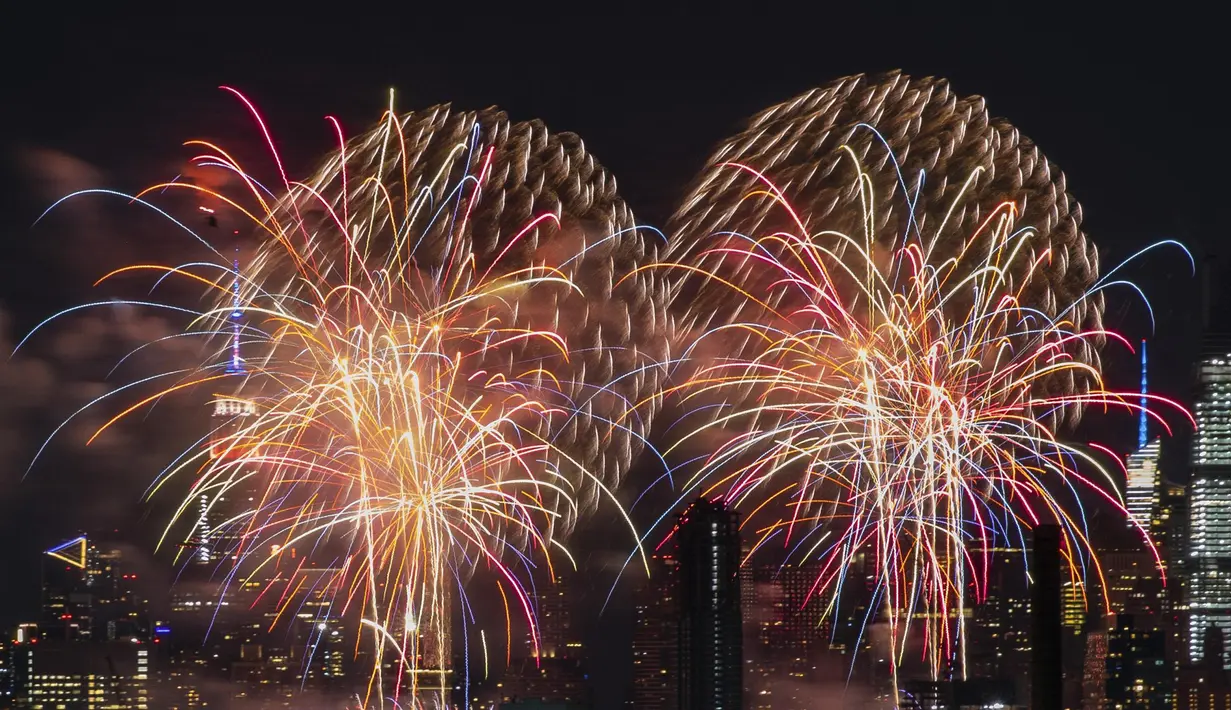 Pertunjukan kembang api untuk merayakan Hari Kemerdekaan Amerika Serikat yang jatuh pada 4 Juli digelar di New York, AS, Senin (29/6/2020). Pertunjukan Macy's 4th of July tahun ini tidak diinformasikan sebelumnya guna mencegah berkumpulnya penonton selama pandemi COVID-19. (Xinhua/Zhou Huanxin)