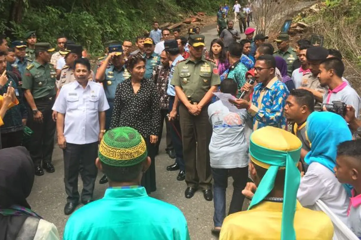Menteri Kelautan dan Perikanan Susi Pudjiastuti meresmikan ekowisata kebun kima di Pantai Teluk Tihlepuai, Negeri Morela, Kabupaten Maluku Tengah. (Foto: Humas KKP) 