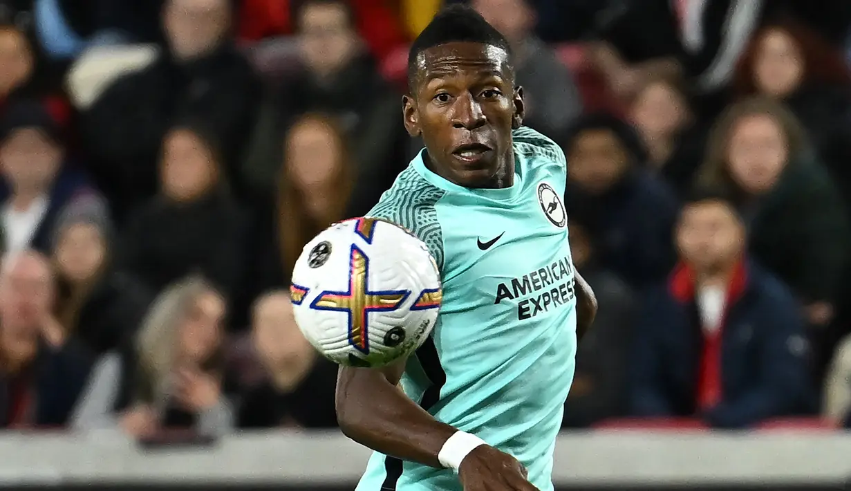 Pervis Estupinan. Bek kiri Ekuador berusia 24 tahun ini baru didatangkan Graham Potter pada awal musim 2022/2023. Ia ditebus Brighton dari Villarreal dengan nilai transfer 17,8 juta euro. Musim 2022/2023 ini ia telah tampil dalam 8 laga di Liga Inggris dengan torehan 1 assist. Bersama Timnas Ekuador ia telah mengoleksi 28 caps dengan torehan 3 gol dan 2 assist sejak melakukan debut pada 13 Oktober 2019. (AFP/Ben Stansall)