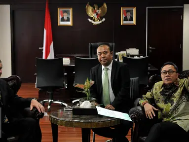 Ketua MPR Zulkifli Hasan (kanan) menerima kunjungan Senator Australia Barat Chris Back (kiri) di Kompleks Parlemen, Jakarta, Senin (28/9/2015). Pertemuan untuk menjalin kerjasama antar parlemen kedua negara. (Liputan6.com/Johan Tallo)
