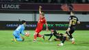 Pemain Dewa United, Septian Bagaskara, gagal mencetak gol saat melawan Phnom Penh Crown pada laga matchday pertama grup E AFC Challenge League di Indomilk Arena, Tangerang, Minggu (26/10/2025). (Bola.com/M Iqbal Ichsan)