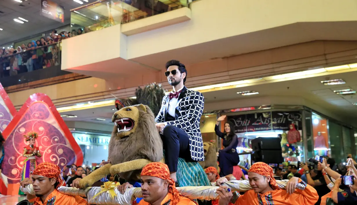 Seperti halnya aku cinta kalian, kalian semua cantik, dan lainnya turut diucapkan pemeran Raveer dan Ishani tersebut. Momen tersebut tentunya sangat menarik perhatian para penggemarnya yang hadir saat itu. (Adrian Putra/Bintang.com)