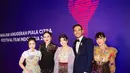 Sentuhan lembut dress ini memberikan kesan segar, ceria, dan sangat cocok dengan tubuh mungil Tissa. [@tissabiani].
