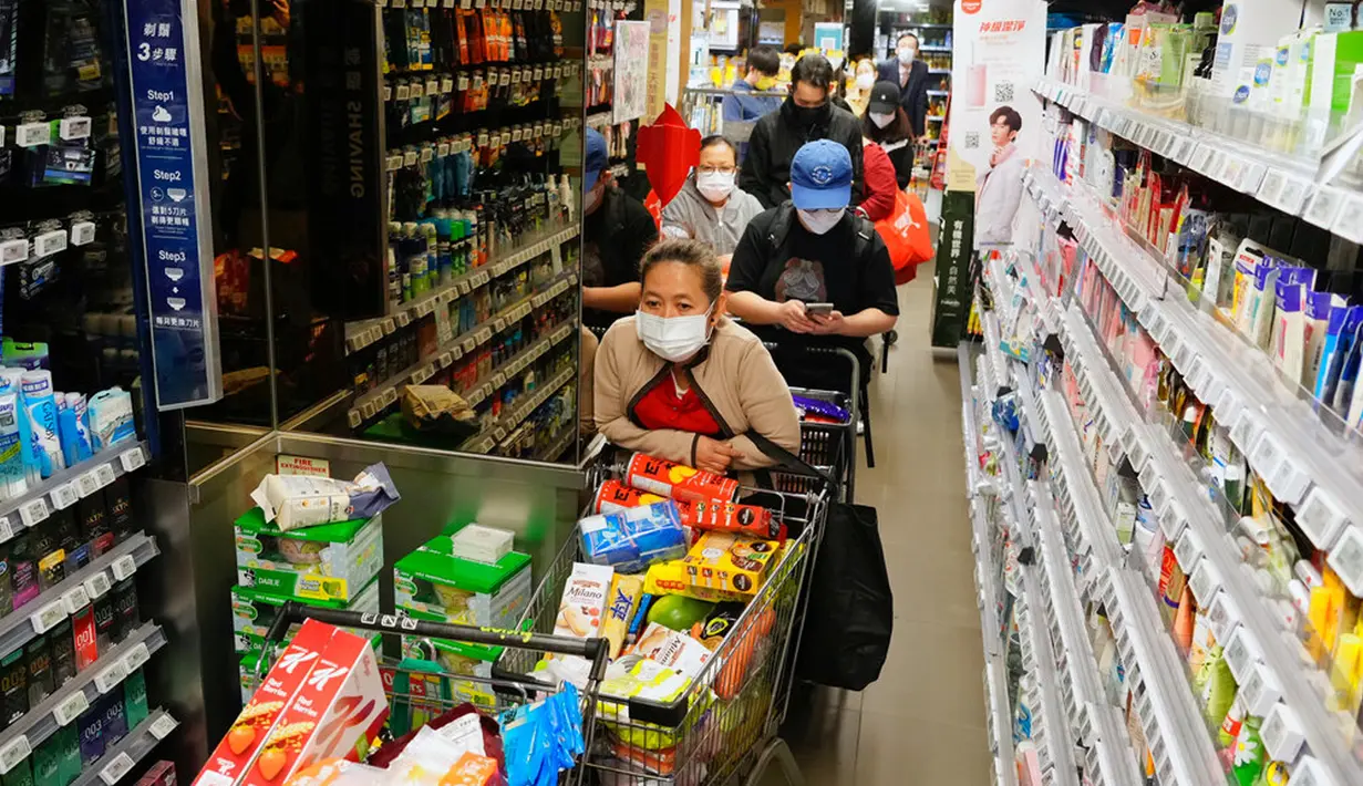 Orang-orang yang memakai masker mengantre untuk membayar saat penduduk khawatir kekurangan makanan segar di pasar di Hong Kong, 28 Februari 2022. Pada 28 Februari 2022, Hong Kong melaporkan rekor tertinggi kasus COVID-19 yaitu sebanyak 34.466. (AP Photo/Vincent Yu)