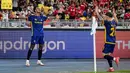 Pemain ASEAN All-Stars, Maung Maung Luin (kiri) melakukan selebrasi setelah mencetak gol ke gawang Manchester United dalam laga persahabatan yang berlangsung di Stadion Bukit Jalil, Malaysia, pada hari Rabu (28/5/2025) malam waktu setempat. (AFP/Mohd Rasfan)