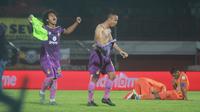 Wimba Sutan Fenosa meluapkan kegembiraan usai sukses jadi eksekutor adu penalti, sedangkan kapten Persiraja Mukhlis tertunduk lesu setelah dijegal Persik 5-4 pada semifinal Liga 2 di Stadion Kapten I Wayan Dipta Gianyar, Bali, Jumat (22/11/2019). (Bola.com/Gatot Susetyo)