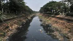 Tumpukkan sampah dan air yang berwarna hitam pekat memenuhi aliran Kanal Banjir Barat, Jakarta, Minggu (22/9/2019). Minimnya pengawasan Pemprov DKI menyebabkan aliran di sepanjang Kanal Banjir Barat menghitam dan penuh sampah hingga menimbulkan bau tak sedap. (merdeka.com/Iqbal S Nugroho)