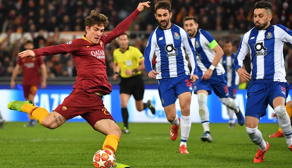 Nicolo Zaniolo melepaskan tendangan ke gawang Iker Casillas pada leg 1, 16 besar Liga Champions yang berlangsung di stadion Olimpico, Roma, Rabu (13/2). AS Roma menang 2-1 atas FC Porto. (AFP/Andreas Solaro)