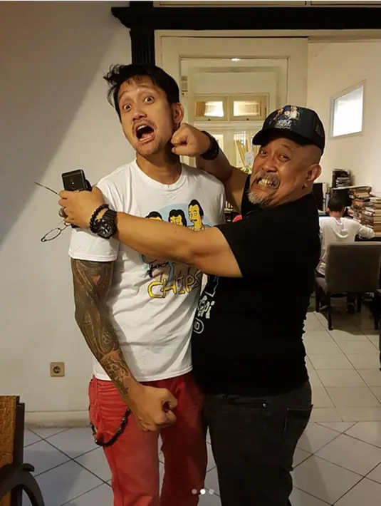 "Pasti haru, sampai di sini tadi saya disambut Abimana.Ngobrol sama dia, sama Om Indro juga dia menitikan air mata,dia peluk saya, berasa dipeluk ibu saya. Sama Vino juga, yang mau nampol saya ya Vino dan om Indro haha. Tapi saya merasa haru," jelas Tora.