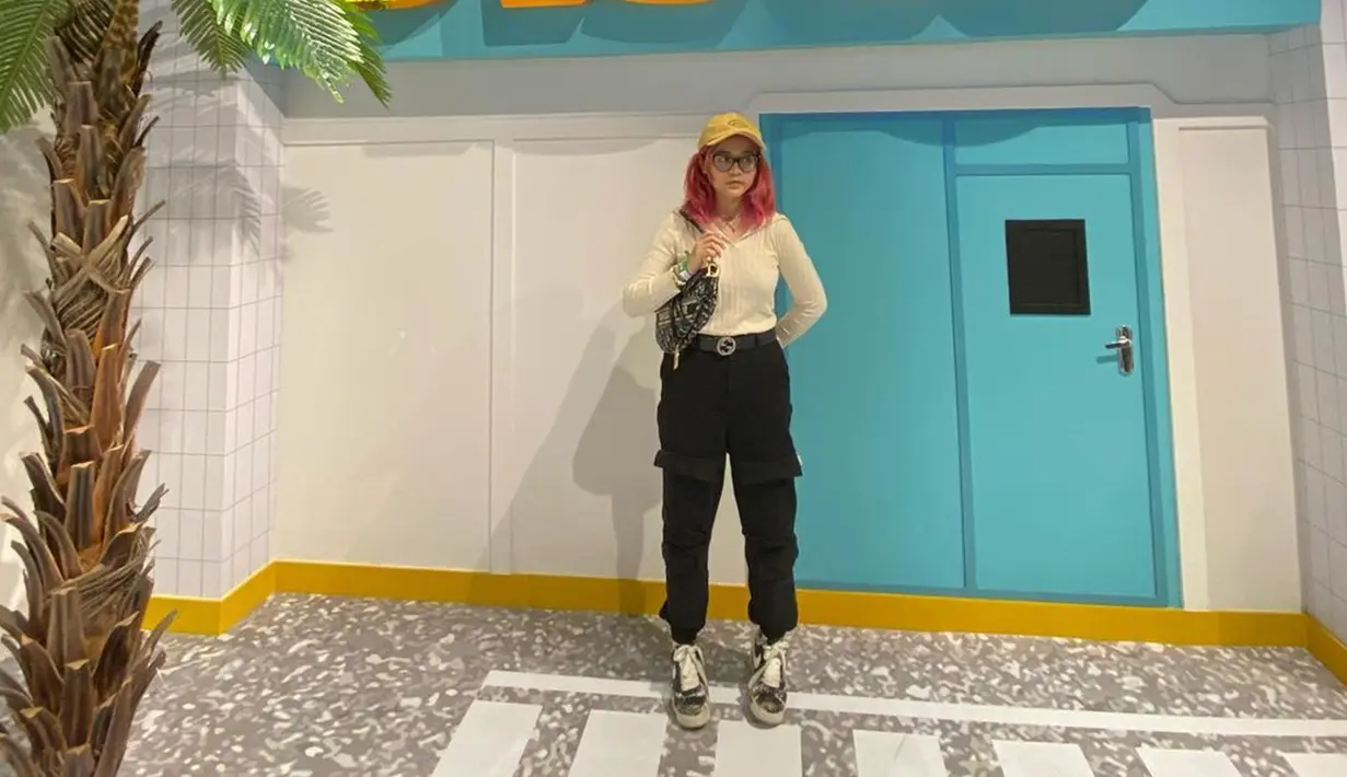 Penampilan kasual Cinta Kuya satu ini pun bisa dijadikan sebagai inspirasi. Putri Uya Kuya ini pun terlihat menyamakan gaya busana dengan hand bag serta sneakers. (Liputan6.com/IG/@cintakuya)