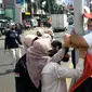 Aparat kepolisian terpaksa mengamankan seorang wanita sesaat menjelang kedatangan Presiden Jokowi di Bandar Lampung