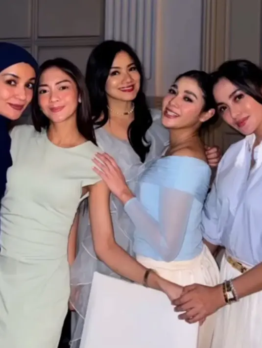 Titi Kamal hadir mengenakan dress ruffle organza dipadukan kalung choker mutiara. Ririn Ekawati tampil dengan atasan kemeja lengan panjang baby blue dipadukan rok putih. [@ririnekawati]