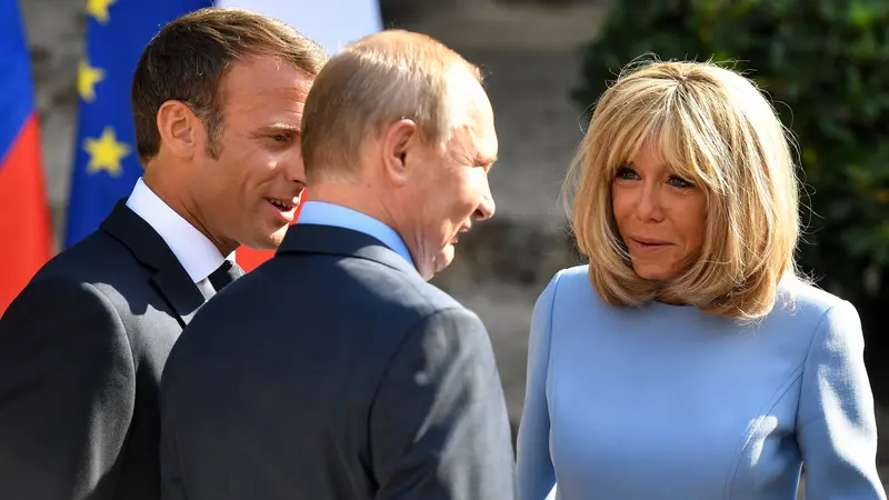 Sambil Berlutut, Putin Beri Bunga kepada Istri Presiden Prancis