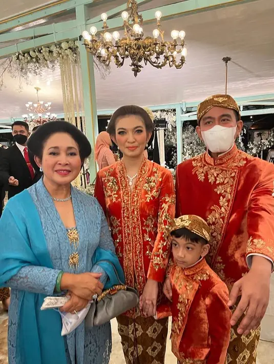 Gaya Titiek Soeharto mengenakan kebaya biru muda dan berfoto bersama keluarga Gibran. Ia padukan penampilannya dengan selendang biru yang serasi dan bros emas yang manis. [Foto: Instagram/titieksoeharto]