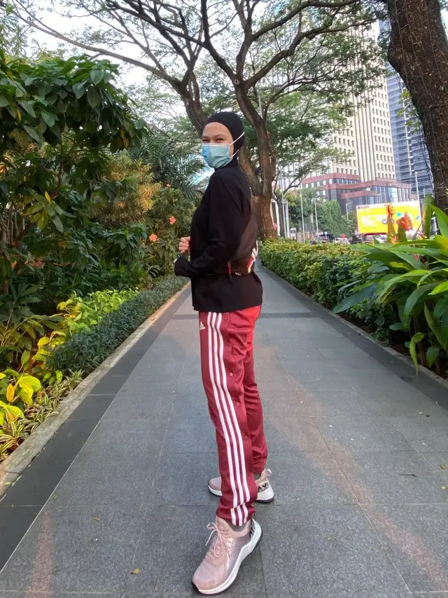 7 Gaya Hijab Sporty Melody Laksani Eks JKT48, Tetap Stylish dan Jadi Inspirasi