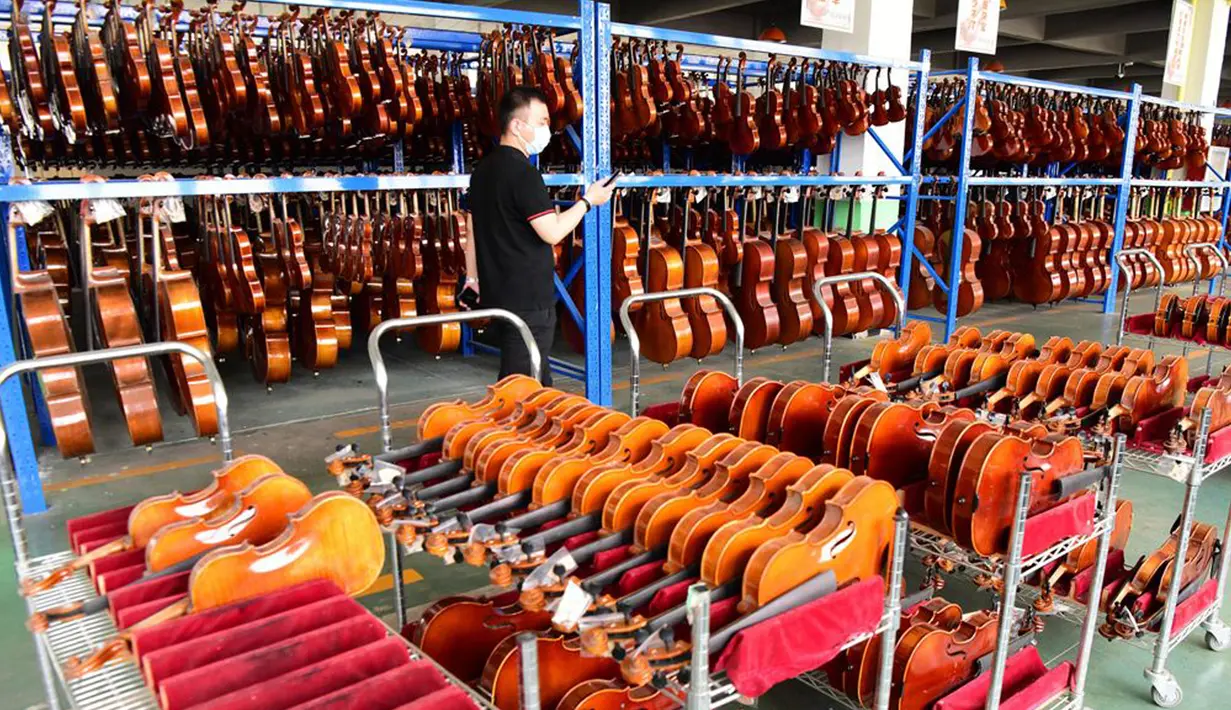 Deretan biola dan selo tertata di sebuah bengkel kerja di Queshan, Provinsi Henan, China, Rabu (20/5/2020). Kawasan industri penghasil alat musik tersebut mampu memproduksi 30.000 biola dan selo setiap tahun. (Xinhua/Zhu Xiang)