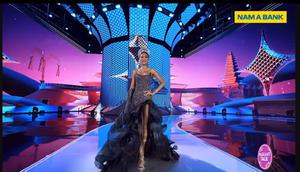 Tata Juliastrid, Miss Cosmo 2024, mengakhiri tugasnya di malam final Miss Cosmo 2025. (dok. Tangkapan layar Instagram @officialputeriindonesia/https://www.instagram.com/p/DSfZSO_krmf/Dinny Mutiah)