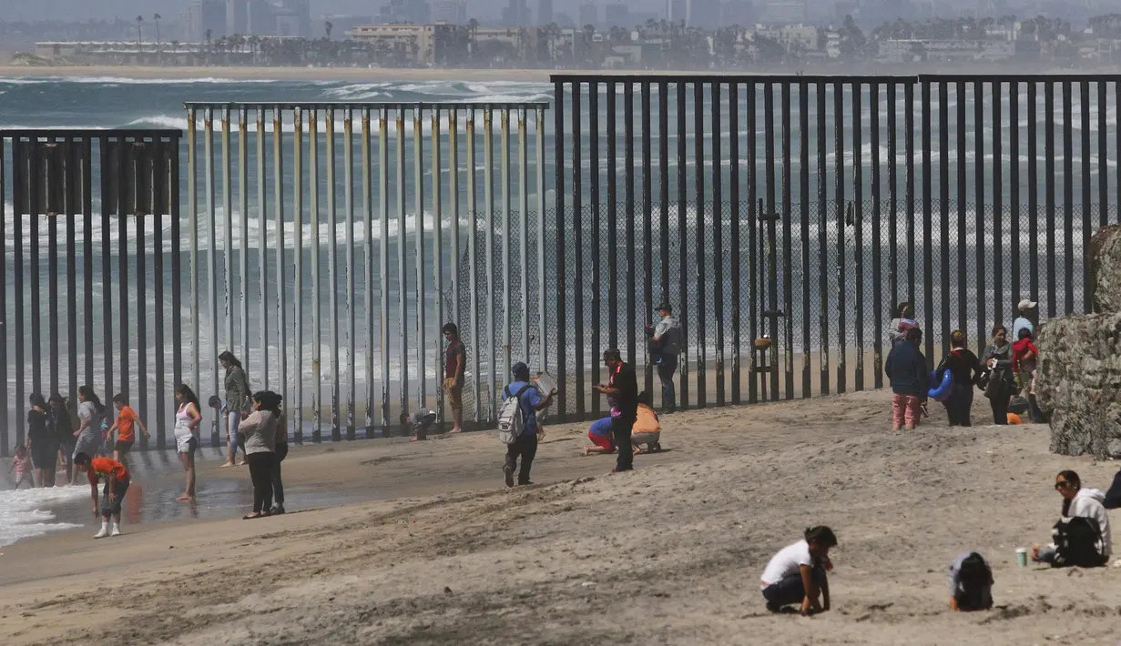 Suasana keramaian dekat pagar perbatasan antara Meksiko dan Amerika Serikat, Playas Tijuana, Meksiko, (12/4). Tembok ini memisahkan antara Meksiko dan Amerika Serikat. (REUTERS / Jorge Duenes)