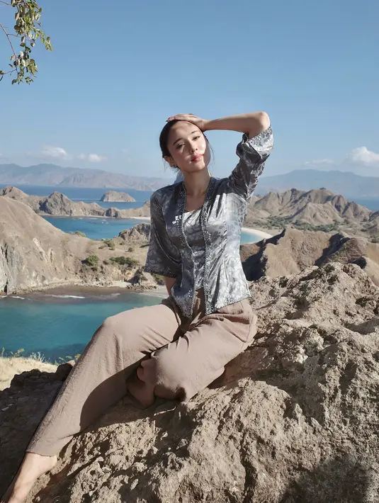 Yasmin Napper tak tagu kenakan kebaya sebagai outfit Traveling. Di Hari Kebaya Nasional, Yasmin pamer OOTD kebaya kutubaru silver di atas bukit berlatar indahnya laut [@yasminnapper]