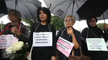 Istri aktivis Munir, Suciwati (kedua kiri) bersama Jaringan Solidaritas Korban untuk Kekerasan melakukan aksi Kamisan ke-427 di Jakarta, (21/1). Aksi ini meminta pemerintah untuk menyelesaikan kasus pelanggaran HAM. (Liputan6.com/Immanuel Antonius)