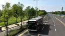 Foto udara menunjukkan sebuah bus otonomos dari jalur bus autopilot 1 melintas di Zhengzhou, Provinsi Henan, China (18/8/2020). Bus autopilot ini menggabungkan sejumlah teknologi seperti layanan jaringan 5G dan kecerdasan buatan (AI) serta sistem pengawasan dan kendali cerdas. (Xinhua/Li An)