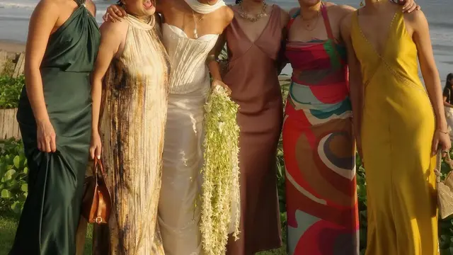 Maudy Ayunda Dibalut Dress Mustard Saat Hadir di Pernikahan Sahabat. [@maudyayunda]