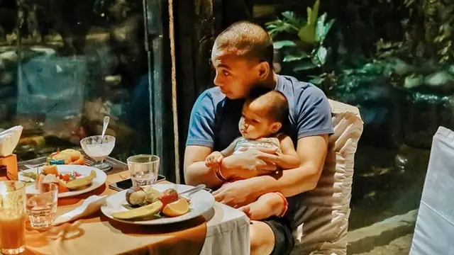 6 Potret Liburan Seru Keluarga Raditya Dika di Bali, Sambil Momong Putri Tercinta