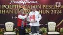 Ketua KPU RI Hasyim Asy'ari menerima berkas dari Ketua Umum PKP Yussuf Solichiendi Gedung Komisi Pemilihan Umum (KPU) RI, Jakarta, Senin (1/8/2022). Pendaftaran calon partai politik (parpol) peserta Pemilu dimulai tanggal 1 hingga 14 Agustus 2022. Pada hari pertama partai yang mendaftar yakni PDIP, PKS, PKP, Partai Reformasi, Partai Nasdem, Partai Prima, Perindo, dan PBB. (Liputan6.com/Angga Yuniar)