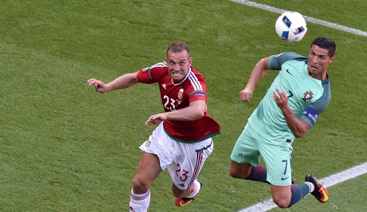 Cristiano Ronaldo mencetak dua gol dan satu assist saat Portugal ditahan Hungaria 3-3, (22/6/2016). (AFP/Jean-Philippe Ksiazek)