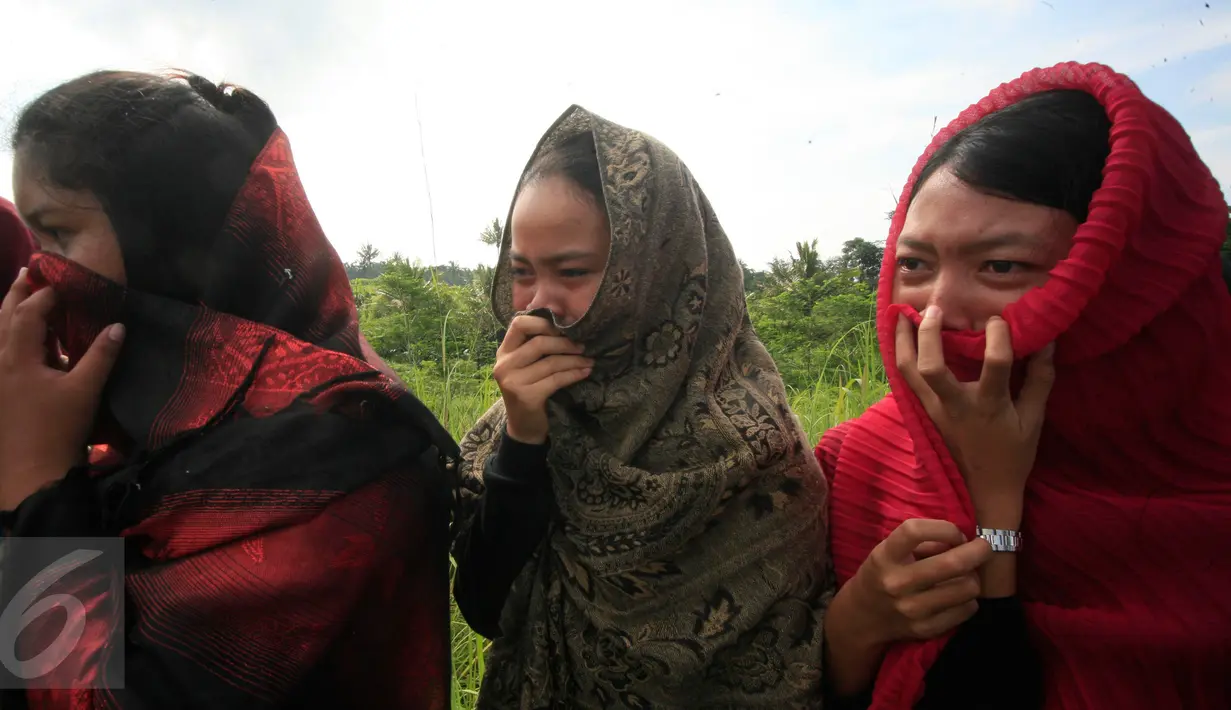 Sejumlah remaja mengikuti prosesi daram  penyaliban Yesus Kristus di lereng Merapi Dusun Ponggol, Sleman, Yogyakarta, (25/3/2016) .Drama penyaliban di selenggarakan untuk memperingati Hari Raya Paskah.(Boy Harjanto)