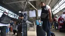 Di sisi lain, jumlah penumpang yang tiba di wilayah Daop satu tercatat sebanyak 23.939 orang. Stasiun Pasar Senen masih menjadi titik kedatangan terbanyak dengan total 17.198 penumpang. Tampak dalam foto, calon penumpang sesaat sebelum masuk ke dalam Kereta Api Jarak Jauh di Stasiun Pasar Senen, Jakarta, Senin (16/3/2026). (Kapanlagi.com/Budy Santoso)