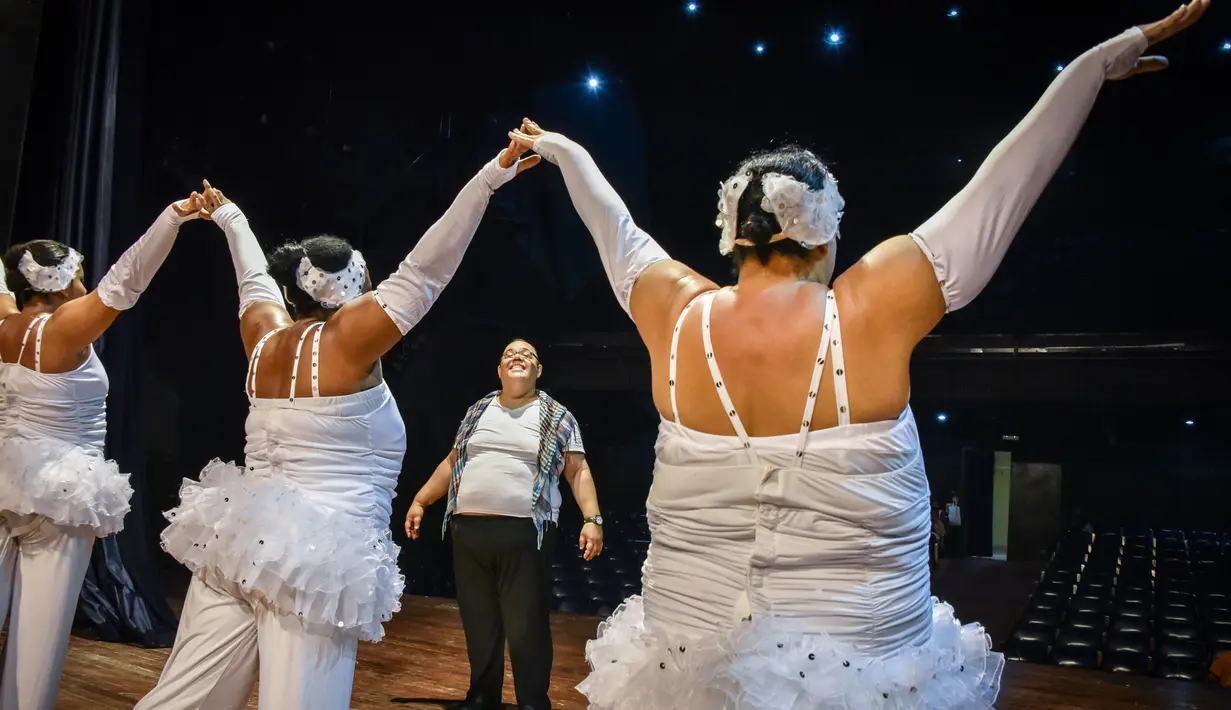 Anggota grup tari Danza Voluminosa saat tengah berlatih di Teater Nasional di Havana, 13 Januari 2016. yang beranggotakan wanita bertubuh besar ini didirikan pada tahun 1996, dan sejak itu meraih kepopuleran luar biasa di Kuba. (AFP PHOTO/ADALBERTO ROQUE)
