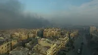 Sebuah gambar dari rekaman video yang diambil 12 Desember 2016 memperlihatkan kepulan asap akibat bom di Aleppo Timur, Suriah. Konflik antara pemerintah dan pemberontak membuat kota Aleppo hancur. (REUTERS/via ReutersTV)