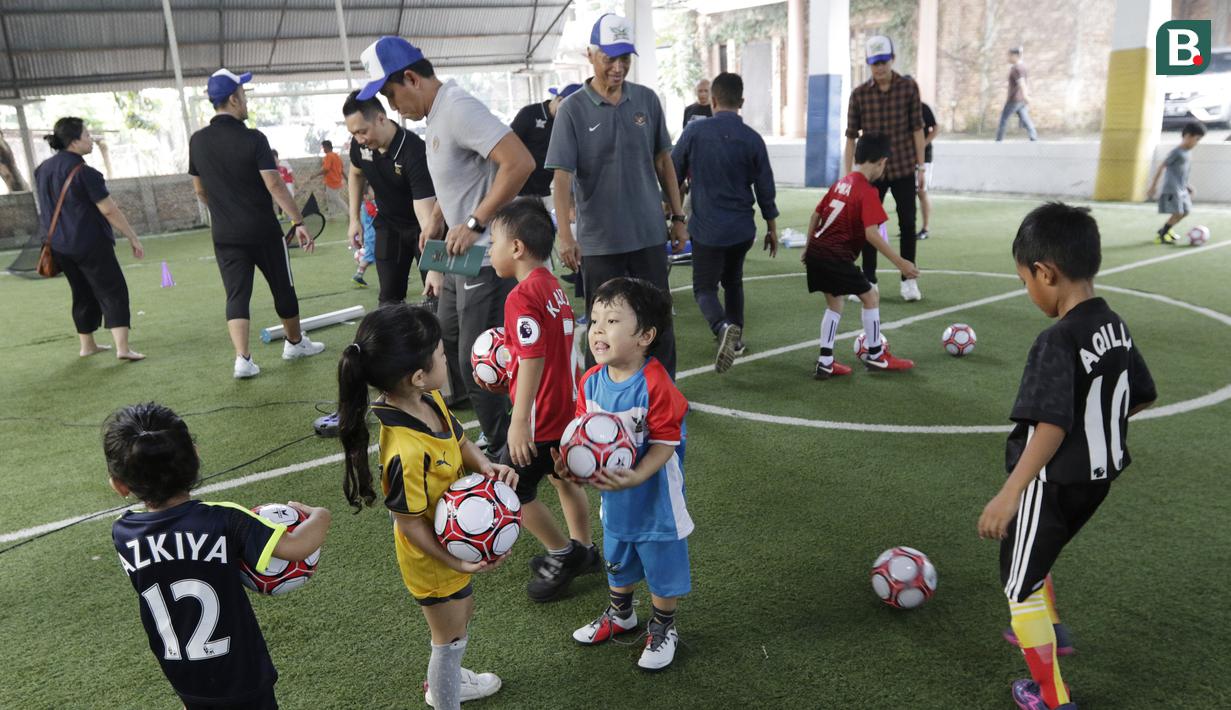 Sejumlah anak mengikuti latihan saat launching Il Capitano Soccer School di Bintaro, Sabtu (27/10/2018). Kehadiran Il Capitano untuk menjaring dan mengasah pesepak bola cilik untuk berprestasi. (Bola.com/M Iqbal Ichsan)