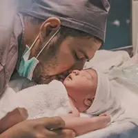 Ammar Zoni dan Irish bella kini tengah berbahagia karena buah hati yang mereka nantikan sudah lahir ke dunia. Namun pasangan orangtua baru ini juga menjadi pembicaraan karena pemberian nama untuk jagoan kecilnya. (Instagram/ammarzoni)