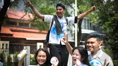 Kegembiraan sejumlah siswa usai mengikuti Ujian Nasional (UN) di Jakarta, Kamis (16/4/2015). Para siswa mengaku aksi coret seragam tersebut merupakan tradisi sebagai bentuk kegembiraan usai mengikuti UN. (Liputan6.com/Faizal Fanani)