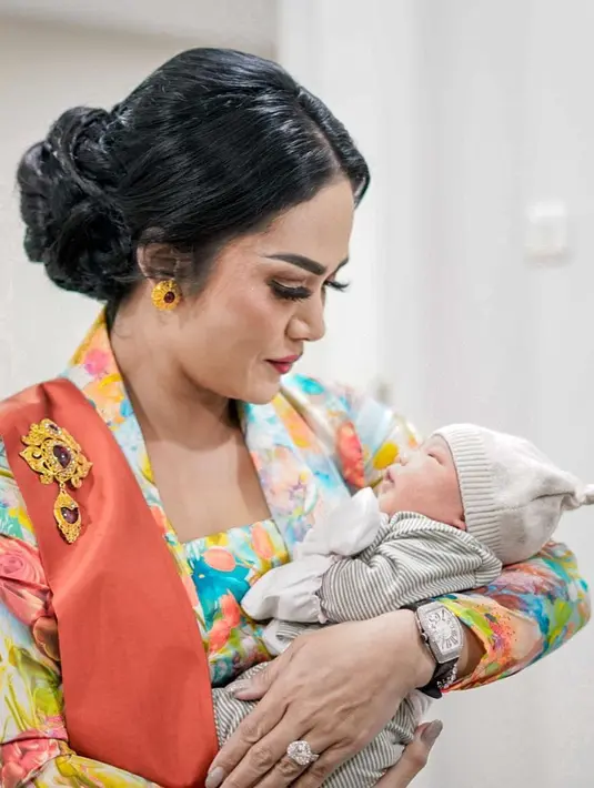 <p>Dengan tatapan penuh sayang, Krisdayanti membagikan foto dirinya menggendong Azura yang baru lahir. Penampilan Krisdayanti pun menarik perhatian, di mana ia mengenakan kebaya dan rambut yang disanggul. [Foto: Instagramkrisdayantilemos]</p>