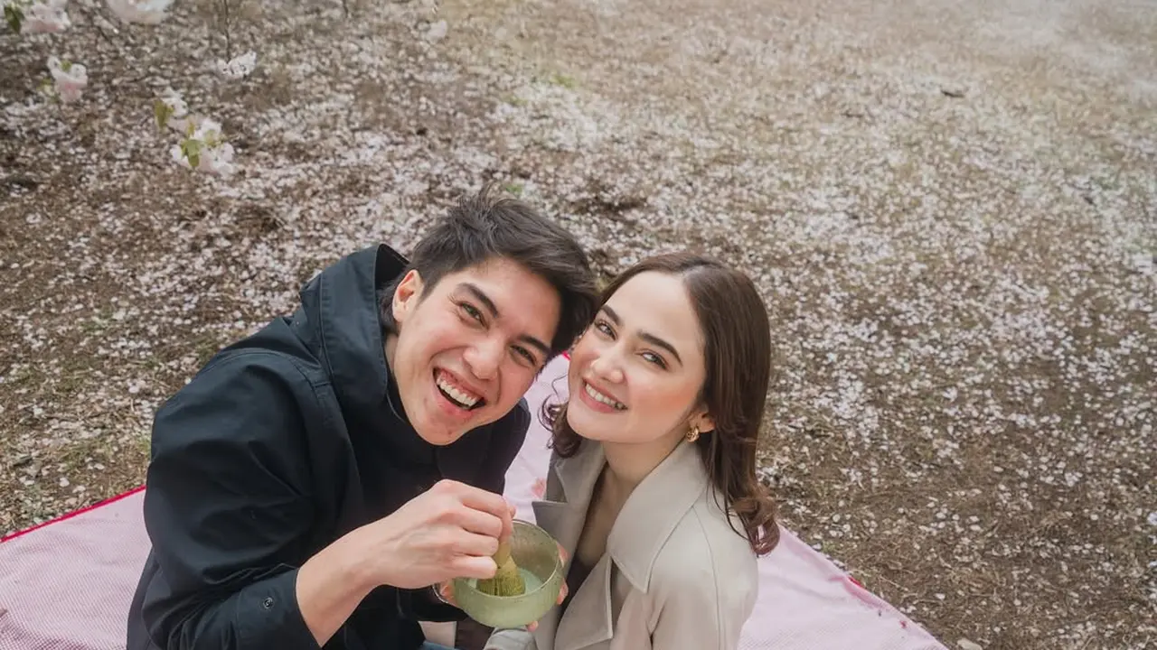 Gaya Picnic Date El Rumi dan Syifa Hadju, Stylish dengan Layering Outfit di Bawah Pohon Sakura