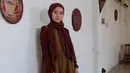 Tak hanya menggunakan hijab segi empat saja. Lesty juga cukup sering menggunakan pasmina untuk berhijab. Tentu saja model yang digunakan oleh Lesty bisa dikenakan sehari-hari. (Liputan6.com/IG/@lestykejora)