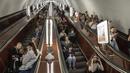 Orang-orang berlindung di stasiun metro selama serangan roket Rusia di Kiev, Ukraina, Senin, 29 Mei 2023. (AP Photo/Evgeniy Maloletka)