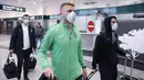 Para pemain Ludogorets mengenakan masker saat tiba di bandara Malpensa di Milan, Italia (26/2/2020). Wabah virus corona COVID-19 yang melanda Italia, membuat pemain Ludogorets mengenakan masker jelang bertanding melawan Inter Milan pada leg kedua babak 32 besar Liga Europa. (Ludogorets FC via AP)