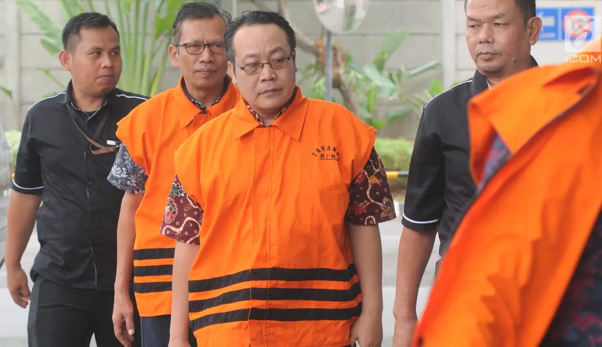 Mantan anggota DPRD Kota Malang, Sony Yudiarto (kanan) dan Teguh Puji Wahyono tiba untuk menjalani pemeriksaan di Gedung KPK, Jakarta, Senin (12/11). Mereka diperiksa atas dugaan suap pembahasan APBD-P Pemkot Malang Tahun  2015. (Merdeka.com/Dwi Narwoko)