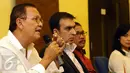 Roy Marten (kiri) memberikan penyataan dukungan revisi PP PP Daftar Negatif Investasi Sektor Usaha Film di Jakarta, Selasa (9/2/2016). Mereka mendukung Presiden Jokowi untuk menandatangani revisi PP tersebut. (Liputan6.com/Helmi Fithriansyah)