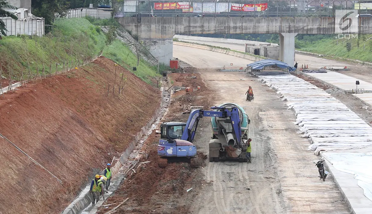Pekerja mengoperasikan alat berat mengerjakan pembangunan jalan tol Cinere-Jagorawi (Cijago) seksi II di kawasan Depok, Jawa Barat, Rabu (27/2). (Liputan6.com/Immanuel Antonius)