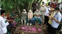 Pemerintah Gorontalo Sambangi Makam Dua Sejoli Kecelakaan Nagreg (Arfandi/Liputan6.com)